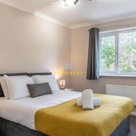 Cosy 2 Bed & Free Parking. Near Heathrow/Pinewood Villa Slough Dış mekan fotoğraf
