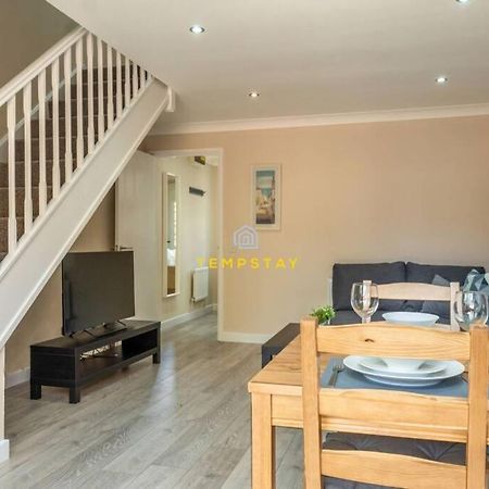 Cosy 2 Bed & Free Parking. Near Heathrow/Pinewood Villa Slough Dış mekan fotoğraf