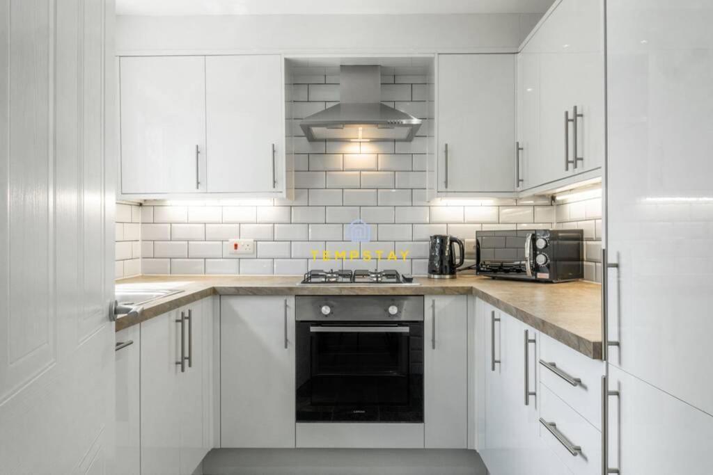 Cosy 2 Bed & Free Parking. Near Heathrow/Pinewood Villa Slough Dış mekan fotoğraf