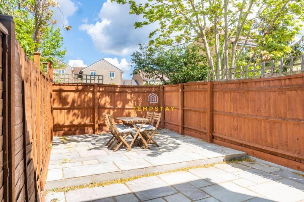 Cosy 2 Bed & Free Parking. Near Heathrow/Pinewood Villa Slough Dış mekan fotoğraf