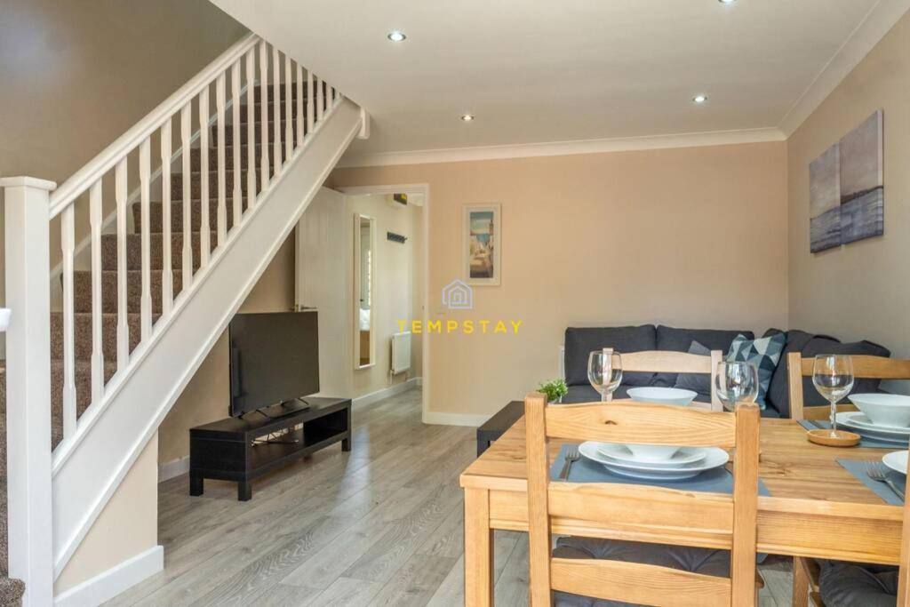 Cosy 2 Bed & Free Parking. Near Heathrow/Pinewood Villa Slough Dış mekan fotoğraf