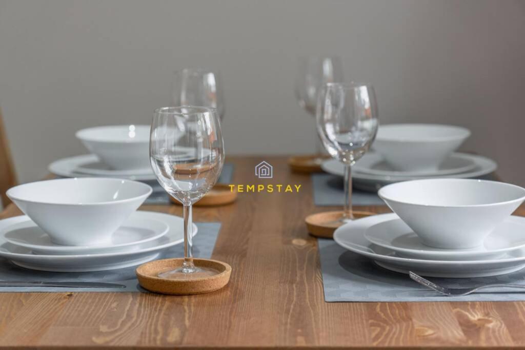 Cosy 2 Bed & Free Parking. Near Heathrow/Pinewood Villa Slough Dış mekan fotoğraf